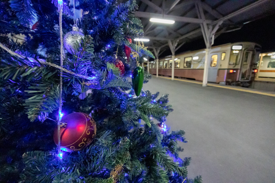 列車とクリスマスツリー