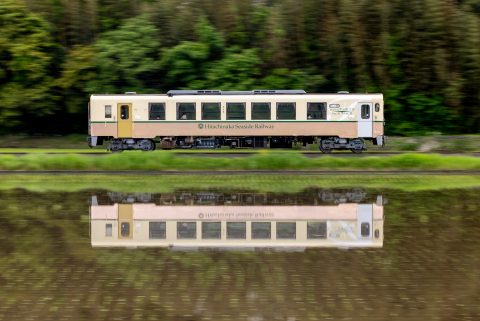 銅色の列車 湊線春の名物水鏡
